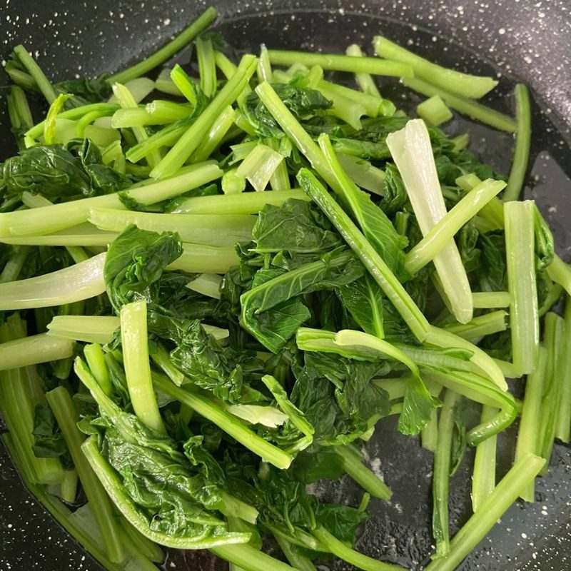 Step 3 Stir-fried greens and squid shrimp Stir-fried squid shrimp noodles