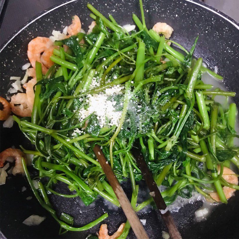 Step 2 Stir-fried water spinach Stir-fried water spinach with dried shrimp