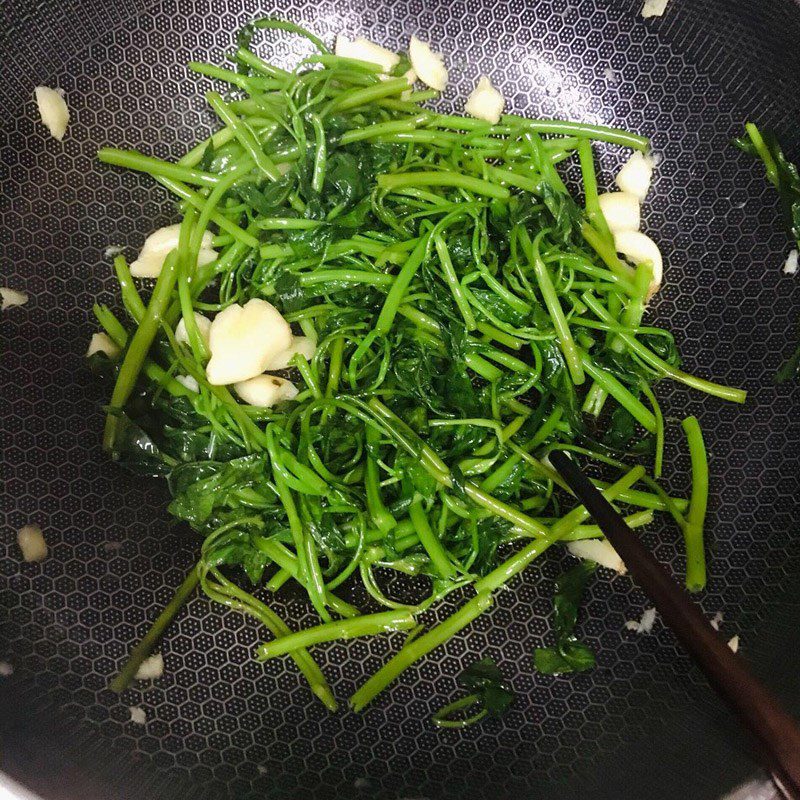 Step 2 Stir-fried water spinach with garlic butter