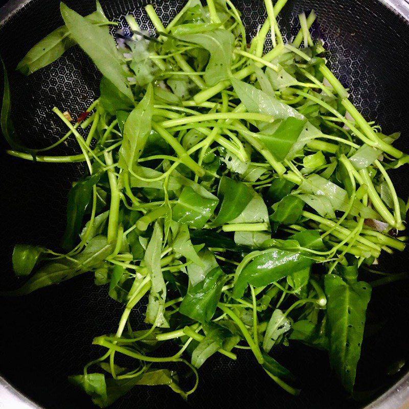 Step 2 Stir-fried water spinach with garlic butter