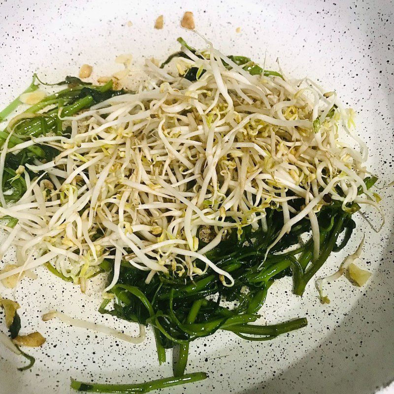 Step 2 Stir-fried Water Spinach and Bean Sprouts Stir-fried Water Spinach with Bean Sprouts