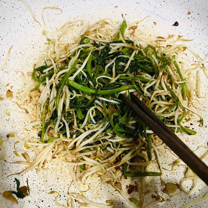 Step 2 Stir-fried Water Spinach and Bean Sprouts Stir-fried Water Spinach with Bean Sprouts