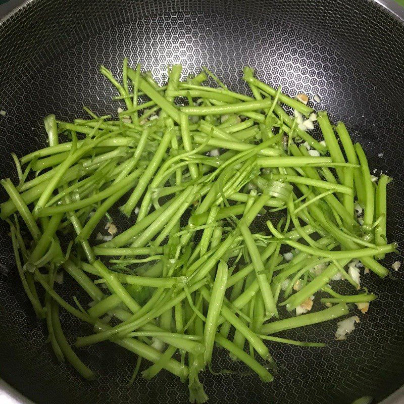 Step 3 Stir-fried water spinach with instant noodles Stir-fried water spinach with instant noodles