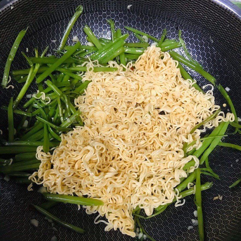 Step 3 Stir-fried water spinach with instant noodles Stir-fried water spinach with instant noodles