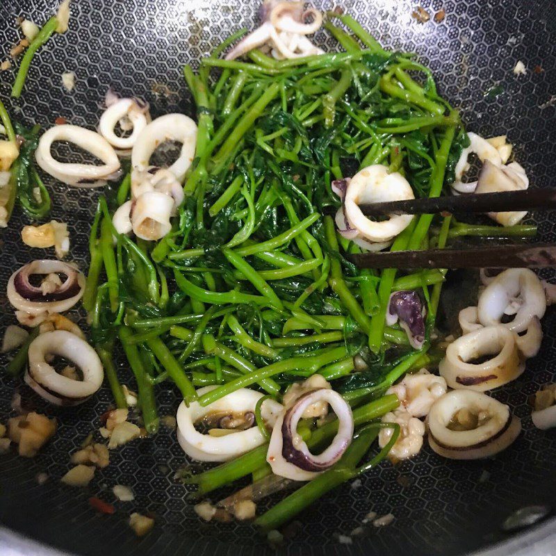 Step 3 Stir-fried water spinach with squid Squid stir-fried with water spinach