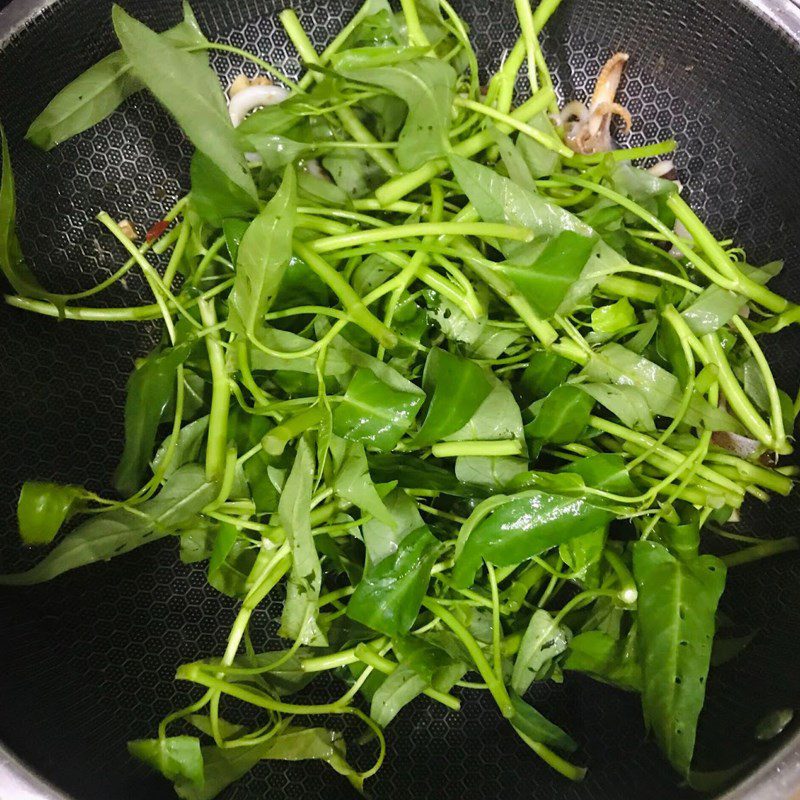 Step 3 Stir-fried water spinach with squid Squid stir-fried with water spinach