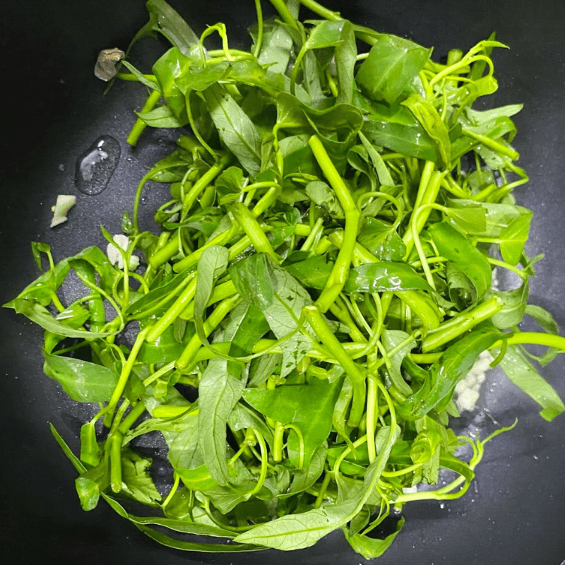 Step 2 Stir-fried Water Spinach with Eggs Stir-fried Water Spinach with Eggs