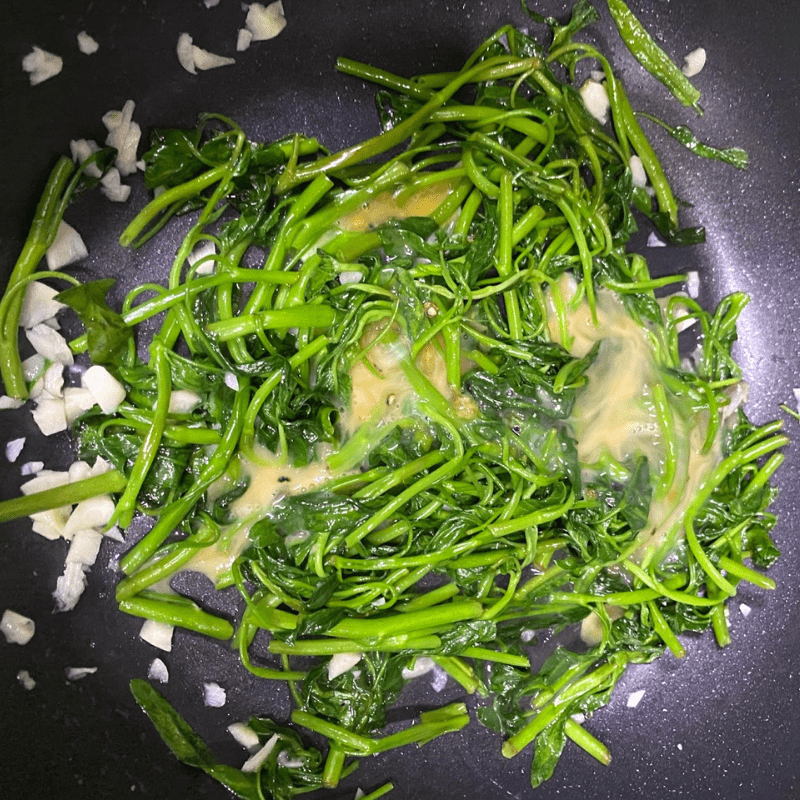 Step 2 Stir-fried Water Spinach with Eggs Stir-fried Water Spinach with Eggs