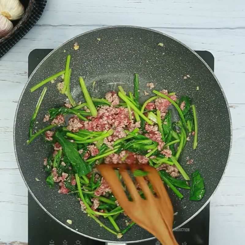 Step 1 Stir-fry vegetables and ground beef Stir-fried glass noodles with ground beef and vegetables