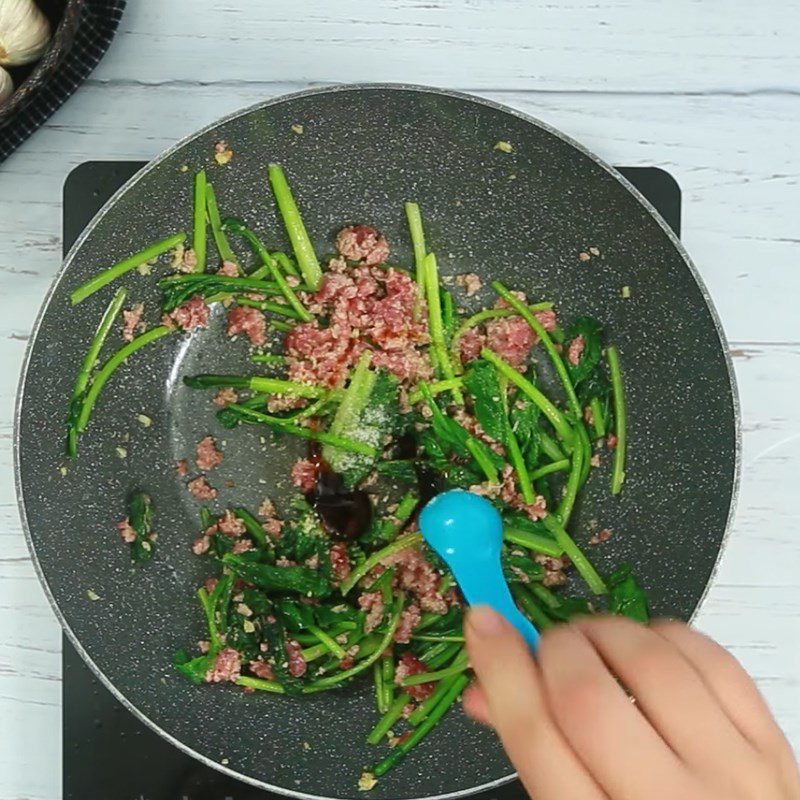 Step 1 Stir-fry vegetables and ground beef Stir-fried glass noodles with ground beef and vegetables