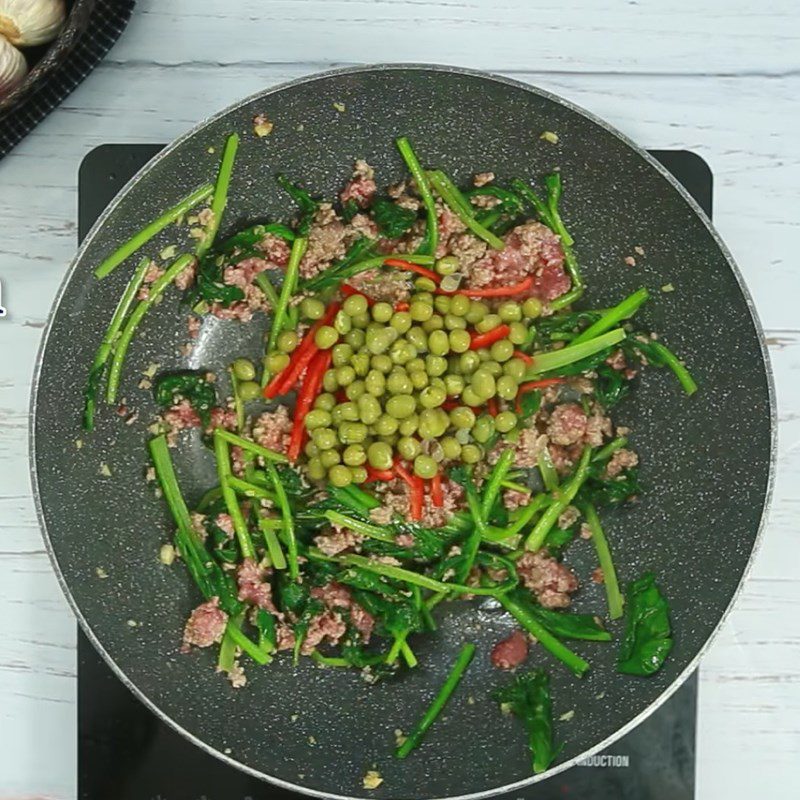 Step 1 Stir-fry vegetables and ground beef Stir-fried glass noodles with ground beef and vegetables