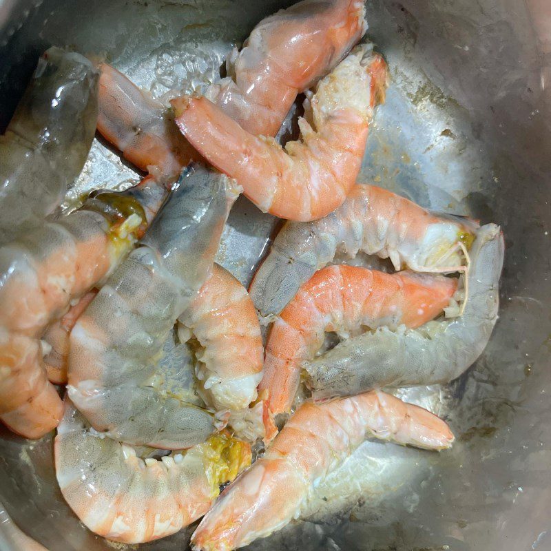 Step 2 Sauté the shrimp for Stir-fried Shrimp with Lime Leaves