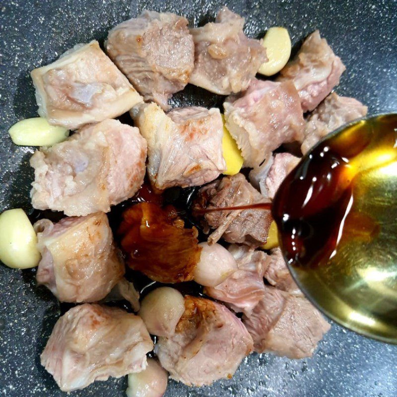 Step 2 Sauté and Braise the Beef for Braised Beef with Radish