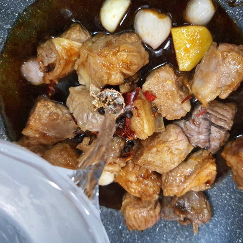 Step 2 Sauté and Braise the Beef for Braised Beef with Radish