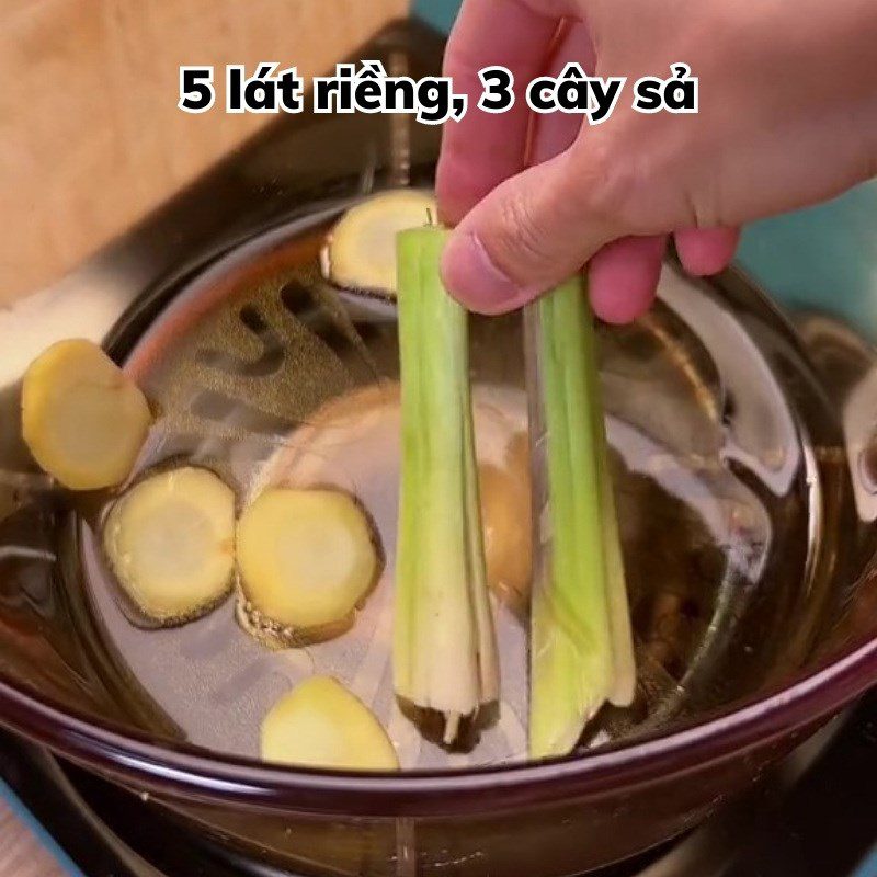 Step 2 Stir-fry briefly for Vegetarian Lotus Root Hotpot