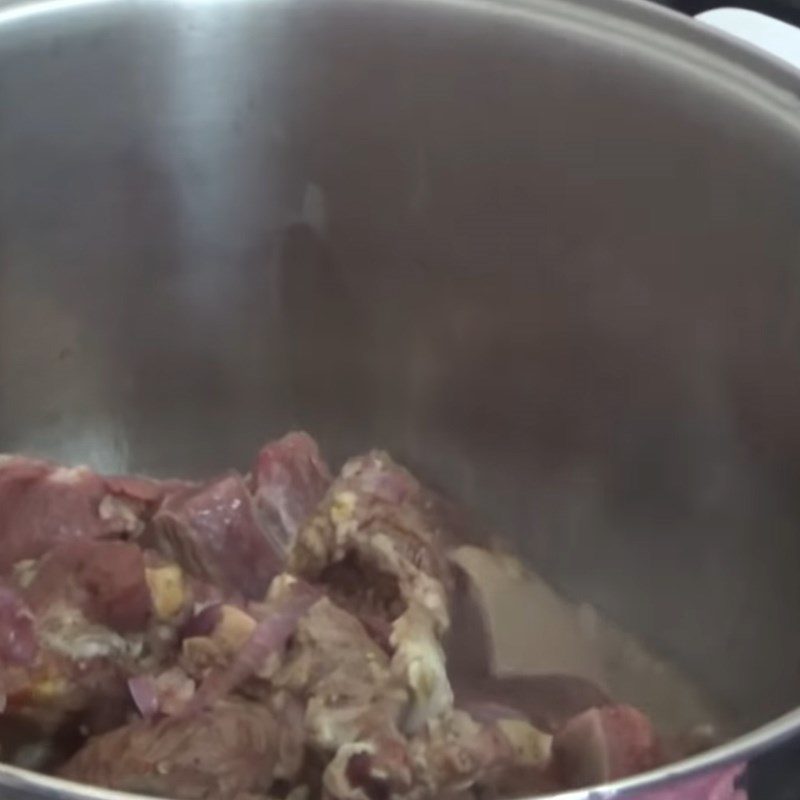 Step 6 Quickly stir-fry the beef tongue Beef tongue cooked with lagu