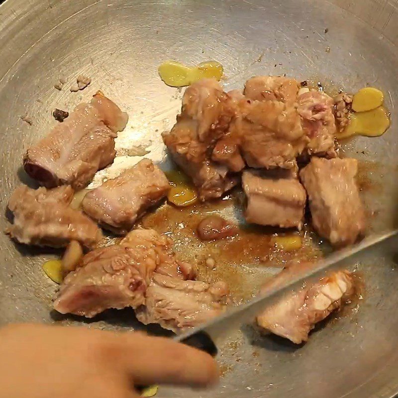 Step 3 Stir-fry the ingredients for Coca braised ribs