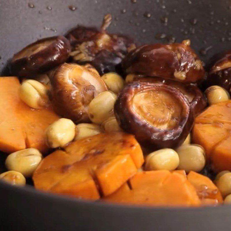 Step 2 Briefly stir-fry the ingredients for lotus seed and vegetarian mushroom soup