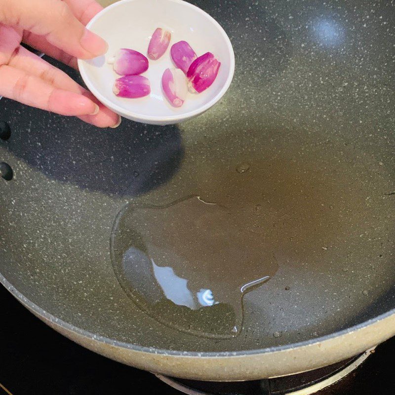 Step 2 Stir-fry the ingredients for sour fish soup