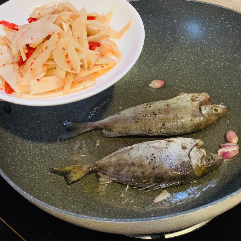 Step 2 Stir-fry the ingredients for sour fish soup