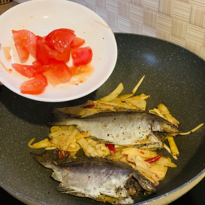 Step 2 Stir-fry the ingredients for sour fish soup