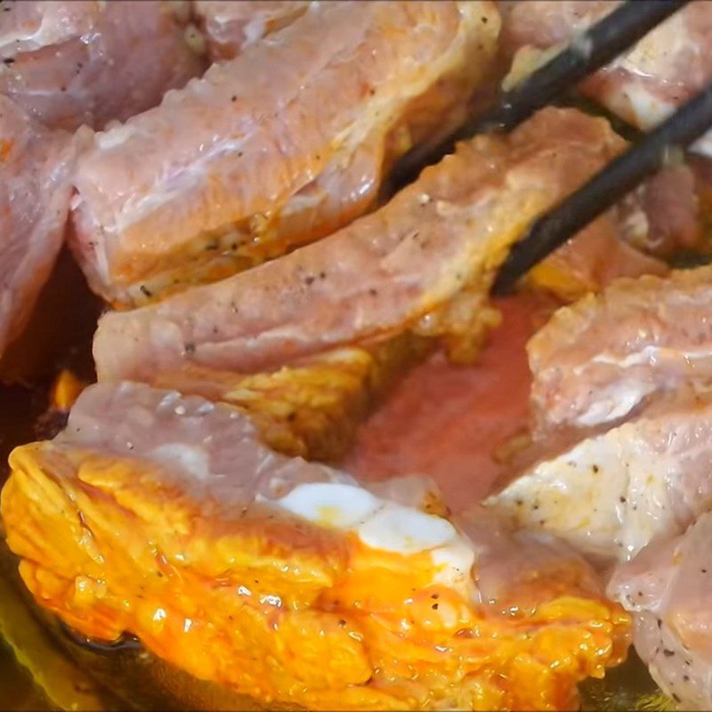 Step 3 Sauté the meat Sardines stewed with pork ribs