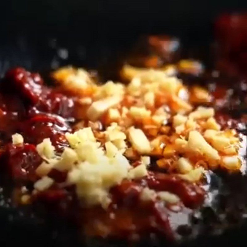 Step 2 Stir-fry the sauce Stir-fried Noodles with Minced Beef and Soy Sauce