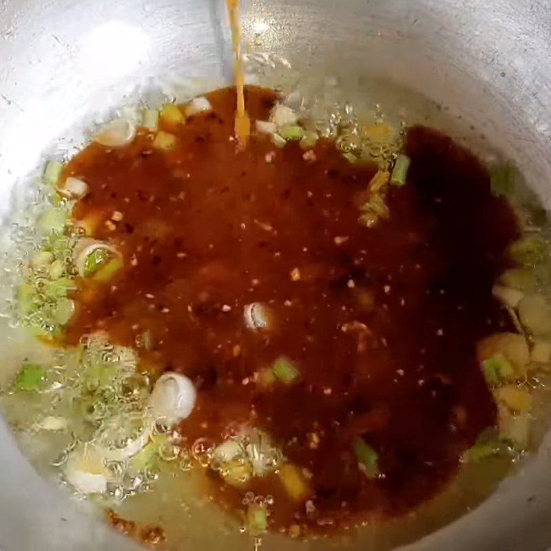 Step 3 Stir-fry with braised cabbage and pepper sauce