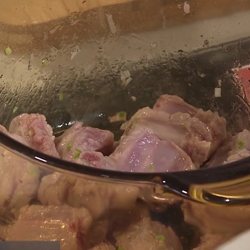 Step 3 Stir-fry the ribs for young jackfruit soup