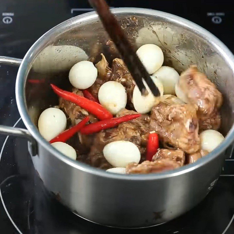 Step 4 Stir-fry the ribs for Braised Pork Ribs with Quail Eggs