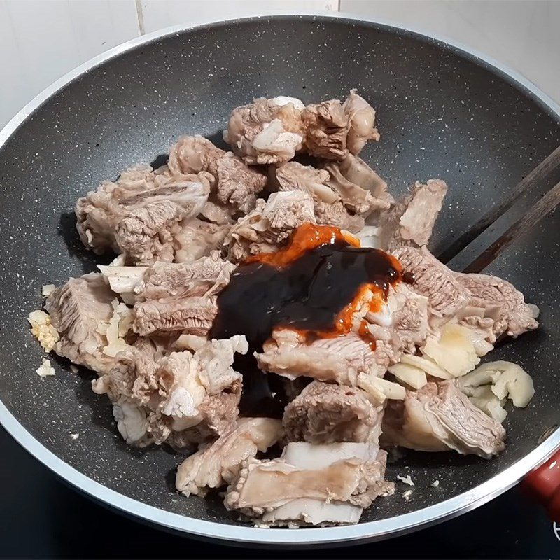 Step 3 Stir-fried beef ribs Beef ribs stewed with lemongrass