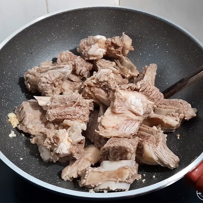 Step 3 Stir-fried beef ribs Beef ribs stewed with lemongrass