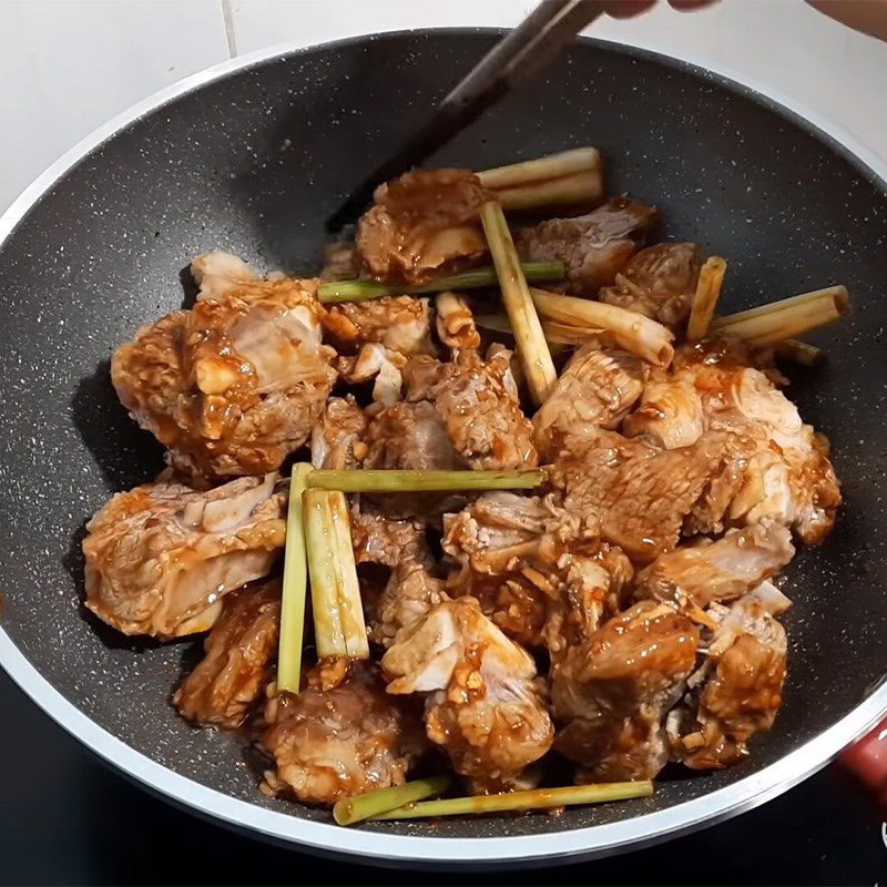 Step 3 Stir-fried beef ribs Beef ribs stewed with lemongrass