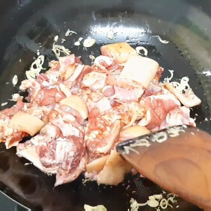 Step 4 Stir-fried goat ribs with bell peppers Goat ribs stir-fried with bell peppers