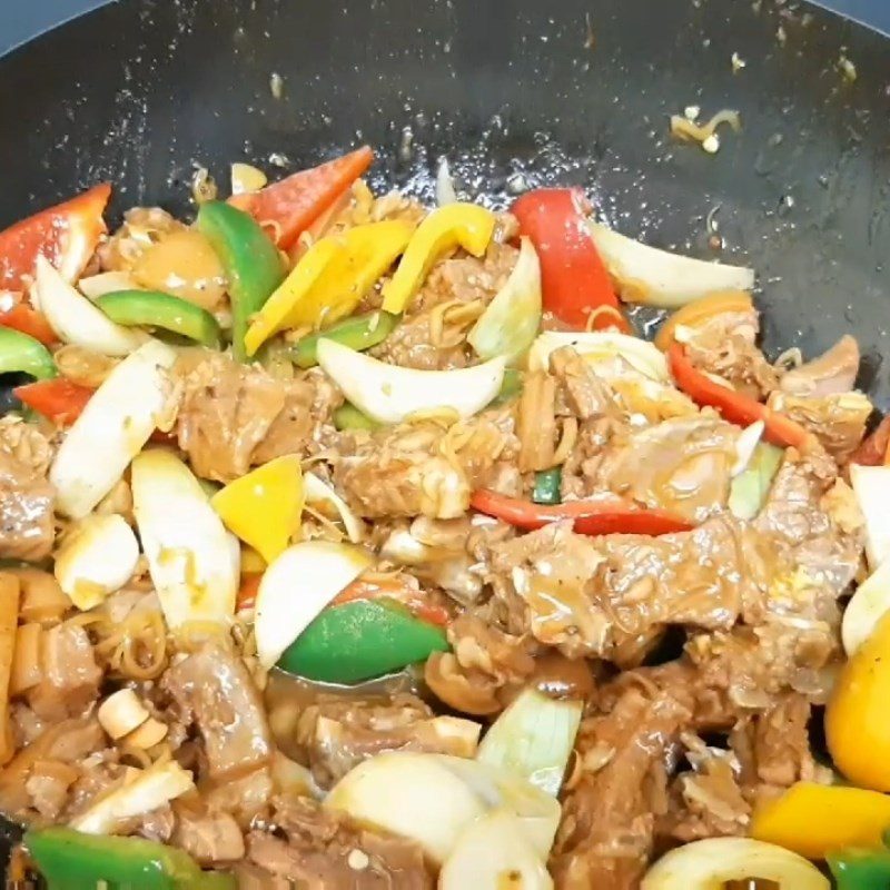 Step 4 Stir-fried goat ribs with bell peppers Goat ribs stir-fried with bell peppers