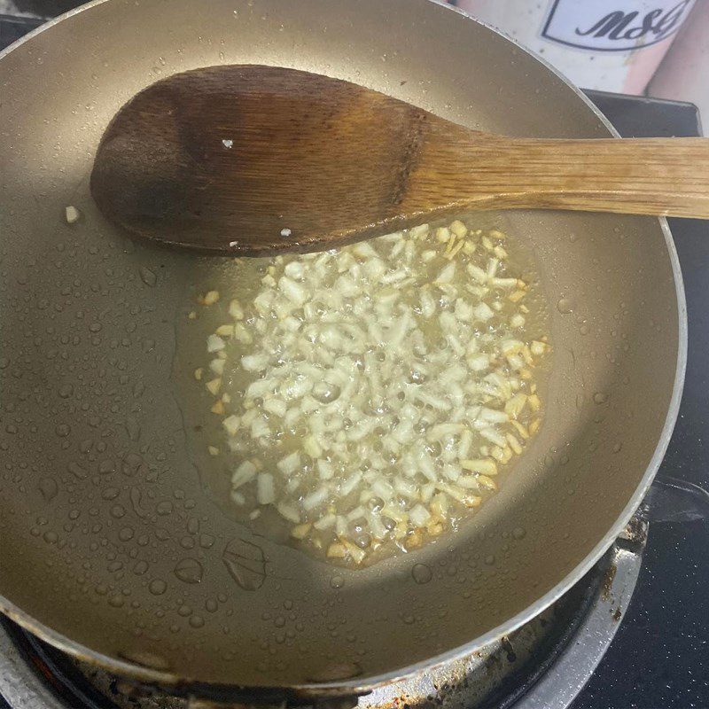 Step 2 Stir-frying meat Stir-fried pork with onions