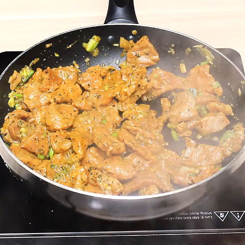 Step 3 Stir-fried meat Stir-fried pork with bell pepper and onion