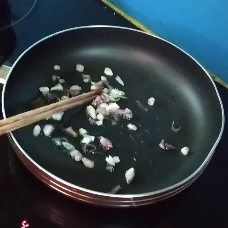 Step 2 Stir-fry the meat for Eggplant Soup cooked with Fermented Rice