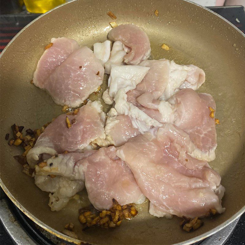 Step 2 Stir-frying meat Stir-fried pork with onions