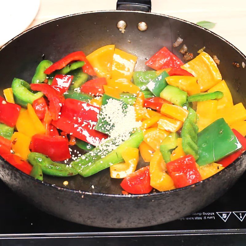 Step 3 Stir-fried meat Stir-fried pork with bell pepper and onion