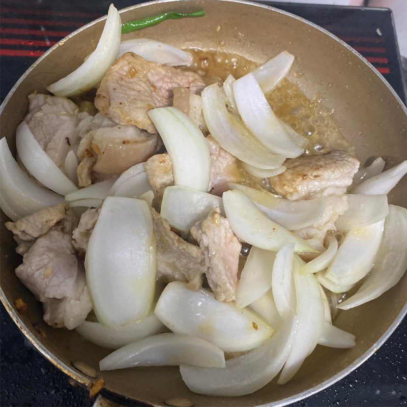 Step 2 Stir-frying meat Stir-fried pork with onions