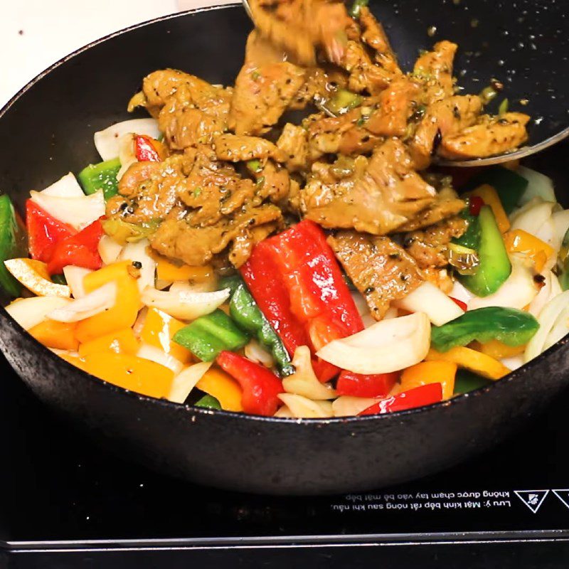 Step 3 Stir-fried meat Stir-fried pork with bell pepper and onion