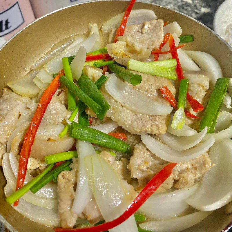 Step 2 Stir-frying meat Stir-fried pork with onions