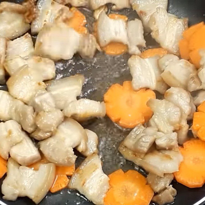 Step 3 Stir-fried pork with bell peppers and carrots