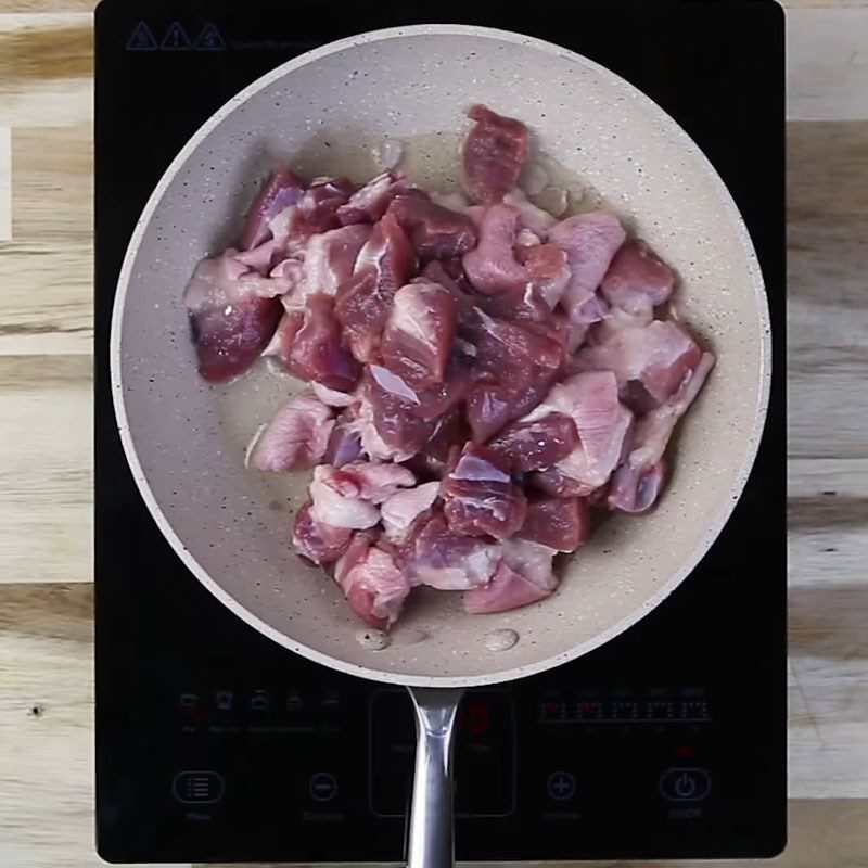 Step 3 Stir-fry meat Pork leg jelly