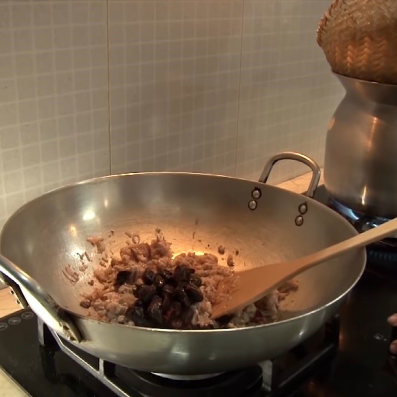 Step 2 Stir-frying the filling for black jujube sticky rice