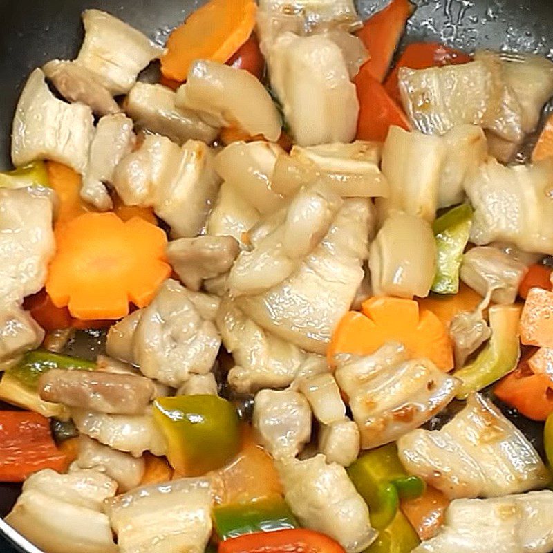 Step 3 Stir-fried pork with bell peppers and carrots