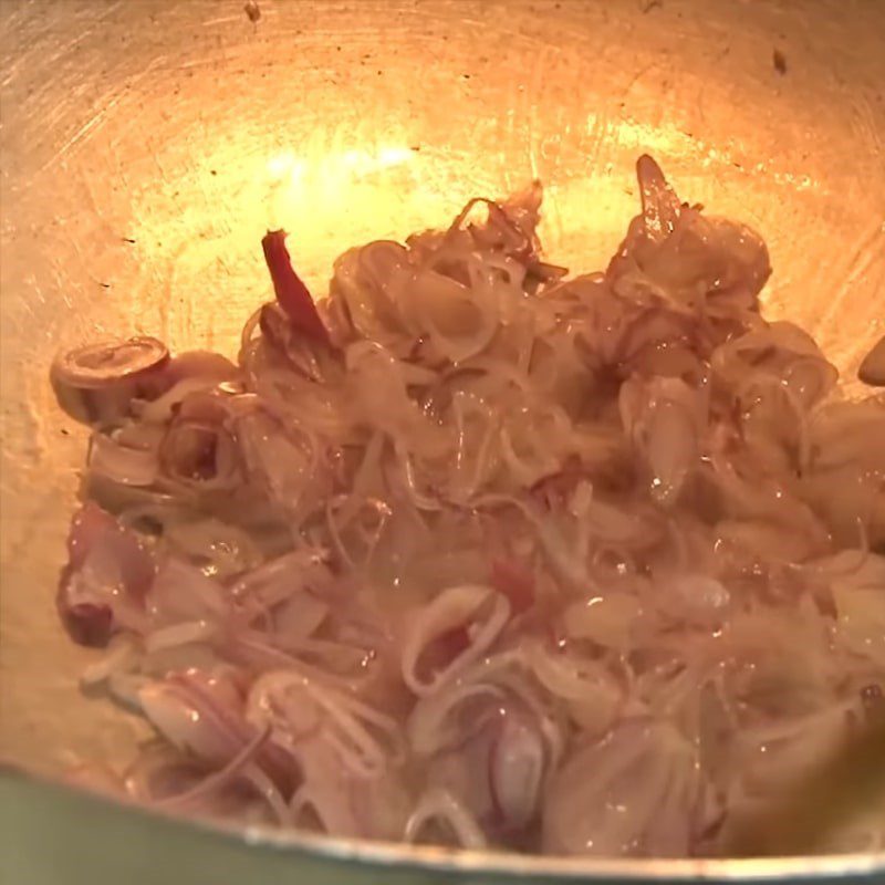 Step 2 Stir-frying the filling for black jujube sticky rice