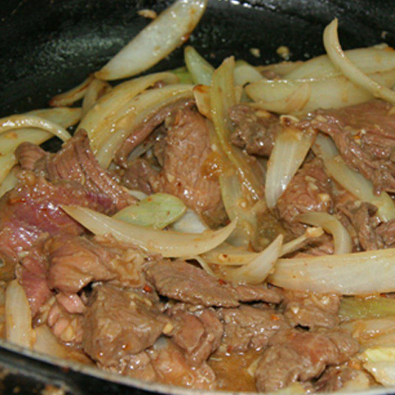 Step 2 Stir-fried meat Stir-fried meat with lemongrass and chili