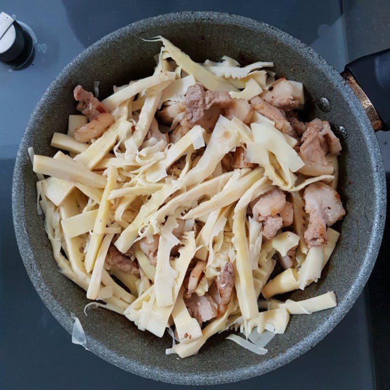 Step 3 Stir-fry pork belly with bamboo shoots Stir-fried bamboo shoots with pork belly